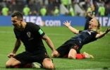 Délivrance au coup de sifflet final pour les Croates Dejan Lovren (g) et Domagoj Vida qui viennent de se qualifier pour la finale du Mondial aux dépens de l'Angleterre, le 11 juillet 2018 à Moscou  
