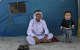 Un vieil homme et un enfant issus de la minorité yazidie dans un camp de déplacés dans le nord de l'Irak, le 5 mai 2022