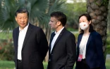 Les présidents chinois Xi Jinping et français Emmanuel Macron, accompagnés d'une interprète, le 7 avril 2023 à Canton, dans le sud de la Chine