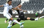 L'attaquant de Bordeaux Sékou Mara (g) centre devant l'Angevin Enzo Ebosse, le 8 mai 2022 à Angers 
