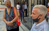 Un couple de retraités cubains attend devant une banque pour toucher leurs pensions, à La Havane le 17 décembre 2020
