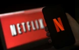 Photo prise le 31 mars 2020 montrant un écran d'ordinateur et de téléphone portable révélant le logo de Netflix à Arlington, Virginie, etats-Unis
