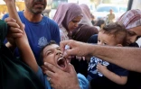 Un soignant administre le vaccin contre la polio à un enfant à Zawayda, dans le centre de la bande de Gaza, le 1er spetembre 2024