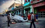 Des voitures ont été retournées par des manifestants anti-gouvernement du président cubain Miguel Diaz-Canel à La Havane, le 11 juillet 2021