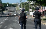 La police patrouille dans le district de Magenta à Nouméa, en Nouvelle-Calédonie, le 18 mai 2024