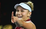 La joie de l'Américaine Amanda Anisimova, après sa victoire face à la tenante du titre, la Japonaise Naomi Osaka, 4-6, 6-3, 7-6 (10/5), au 3e tour de l'Open d'Australie, le 21 janvier 2022 à Melbourne 