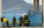 Des talibans gardent l'entrÃ©e de l'universitÃ© de Laghman, le 2 fÃ©vrier 2022 Ã  Mihtarlam, en Afghanistan