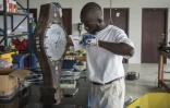 Une horloge fabriquée à partir de matériaux retrouvés à la décharge d'Agbogbloshie à Accra, le 29 novembre 2017