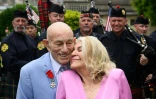 Harold Terens (G), vétéran américain de la Seconde Guerre mondiale âgé de 100 ans, et sa fiancée Jeanne Swerlin, âgée de 96 ans, lors de leur mariage célébré le 8 juin 2024 à Carentan-les-Marais, en Normandie