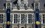 Des banderoles avec une émoticône faisant un clin d'oeil destiné implicitement au mouvement contre la réforme des retraites figurent sur la façade de l'Hôtel de ville, à Paris, le 5 juin 2023
