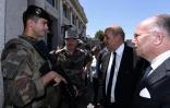 Jean-Yves Le Drian et Bernard Cazeneuve avec des soldats de l'opération Sentinelle le 18 juillet 2016 à Avignon