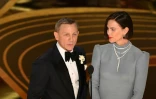 Daniel Craig, l'acteur britannique qui incarne James Bond, et Charlize Theron, lors de la cérémonie des Oscars le 24 février 2019 à Hollywood