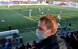 Un supporter du FC Minsk, portant un masque à Minsk 28 mars 2020 alors que le championnat de football du Bélarus continue malgré la pandémie de coronavirus