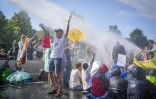 La police utilise un canon à eau pour déloger des activistes du mouvement écologiste Extinction Rebellion qui bloquent une autoroute, le 9 septembre 2023 à La Haye, aux Pays-Bas