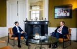 Le roi des Pays-Bas Willem-Alexander, à droite, reçoit Rob Jetten, à gauhe, au palais à La Haye, aux Pays-Bas, le 21 février 2026