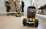 Des robots construits à partir de composants électroniques recyclés lors de la 3e Rencontre fédérale Cyberciruja à Buenos Aires, le 16 août 2025 en Argentine