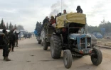 Des évacués des quartiers rebelles d'Alep arrivent en tracteur dans la région de Khan al-Aassal, contrôlée par le gouvernement le 16 décembre 2016