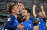 Joie d'Antoine Griezmann, Lucas Digne et Adil Rami après la victoire de la France sur l'Allemagne en demie-finale de l'Euro-2016 le 7 juillet 2016 à Marseille