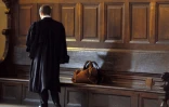 Un avocat dans un couloir du palais de justice à Paris