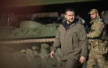 Le président ukrainien Volodymyr Zelensky inspecte les derniers modèles d'artillerie et d'armes du génie lors d'une visite dans un centre de formation militaire dans un lieu tenu secret, le 3 novembre 2023