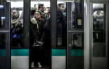 Une voiture du métro parisien bondée en décembre 2019 lors d'une grève à la RATP 
