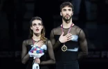 Gabriella Papadakis et Guillaume Cizeron honorés par une Marseillaise après leur victoire en finale du Grand Prix de patinage de Turin, le 7 décembre 2019 