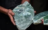 Un mineur afghan montre un morceau de néphrite extrait d'un gisement de néphrite dans la montagne de Goshta, dans l'est de l'Afghanistan, le 18 janvier 2025 