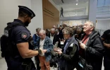 Des personne arrivent pour assister, accusés d'avoir aidé des personnes en France à obtenir illégalement un médicament euthanasiant, devant le Tribunal judiciaire de Paris, le 15 septembre 2025