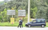 Des gendarmes à un carrefour près du village des Plantiers, dans les Cévennes, le 11 mai 2021