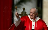 Le pape François présidant la messe du dimanche des Rameaux sur la place Saint-Pierre, au Vatican, le 10 avril 2022