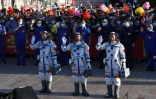 Les astronautes chinois Nie Haisheng (c), Liu Boming (d) et Tang Hongbo salue la foule avant leur décollage à bord de la fusée Longue-Marche 2F au Centre de lancement spatial de Jiuquan, le 17 juin 2021 en Chine