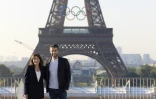 La maire de Paris Anne Hidalgo et le président du Comité d'organisation des Jeux olympiques et paralympiques de Paris 2024 (Cojo) Tony Estanguet devant la Tour Eiffel après l'installation des anneaux olympiques, le 7 juin 202 à Paris