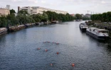 Un groupe de nageurs dans la Seine à L'Ile-Saint-Denis, en Seine-Saint-Denis, le 2 juillet 2023