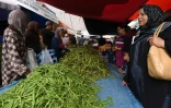 Des Tunisiennes devant un étal de légumes, le 30 avril 2018 à Cité Ettadhamen, un quartier populaire en banlieue de la capitale Tunis