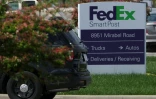 Un véhicule de police devant un centre de tri postal FedEx, où a eu lieu une fusillade à Indianapolis, le 16 avril 2021 