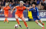 La milieue de terrain de Lyon Amandine Henry (g) lors de la victoire sur Chelsea en demi-finale retour de Ligue des champions le 28 avril 2019