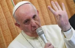 Le pape François, le 2 octobre 2016 à bord d'un avion le ramenant à Rome