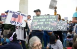 Des manifestants brandissent des pancartes sur le National Mall, à Washington, le 5 avril 2025