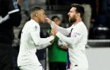 Kylian Mbappé et Lionel Messi se congratulent après le but du premier contre Angers à Raymond-Kopa, le 21 avril 2023 