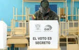 Un soldat vote à la présidentielle, le 11 avril 2021 à Quito, en Equateur