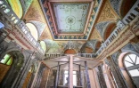 Le hall d'entrée des bains impériaux de Neptune, laissés à l'abandon, le 29 juillet 2025 à Baile Herculane, en Roumanie