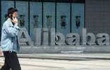 Un passant devant le siège du géant du e-commerce Alibaba à Hangzhou le 26 mai 2022