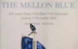 Le Mellon Blue, un diamant bleu vif de 9,51 carats taillé en poire, ayant appartenu à Bunny Mellon, horticultrice, philanthrope et collectionneuse d’art américaine, présenté chez Christie's à Hong Kong, le 23 octobre 2025, avant une vente aux enchères en novembre