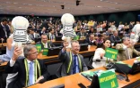 Des députés de l'opposition tenant des poupées gonflabes censées représenter l'ex-président Inacio Lula da Lula, lors d'une session de la commission spéciale le 6 avril 2016 à Brasilia