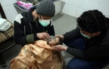 Un enfant souffrant de difficultés respiratoires reçoit des soins le 7 mars dans une clinique de l'enclave rebelle dans la Ghouta orientale, près de Damas, où une ONG a fait état d'une attaque chimique