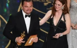 Leonardo DiCaprio reçoit son Oscar du meilleur acteur des mains de l'actrice Julianne Moore, le 28 février 2016 à Hollywood