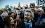 Le rédacteur en chef du journal d'opposition Cumhuriyet, Can Dundar (centre), à son arrrivée à son procès dans un tribunal d'Istanbul le 1er avril 2016