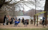 Séances d'exercice en plein air dans un parc au centre de Stockholm, le 1er avril 2020