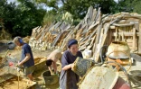 Des occupants de la zad de Notre-Dame-des-Landes construisent une maison, le 9 septembre 2016