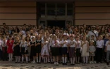 Des enfants ukraniens chantent l'hymne national avec leurs enseignants et leurs familles lors de la rentrée des classes, le 1er septembre 2023 à Irpin, dans les environs de Kiev